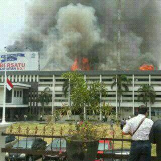RT anik_SNpati: Semoga api cepat padam..
Polda Jateng, Semarang kebakaran