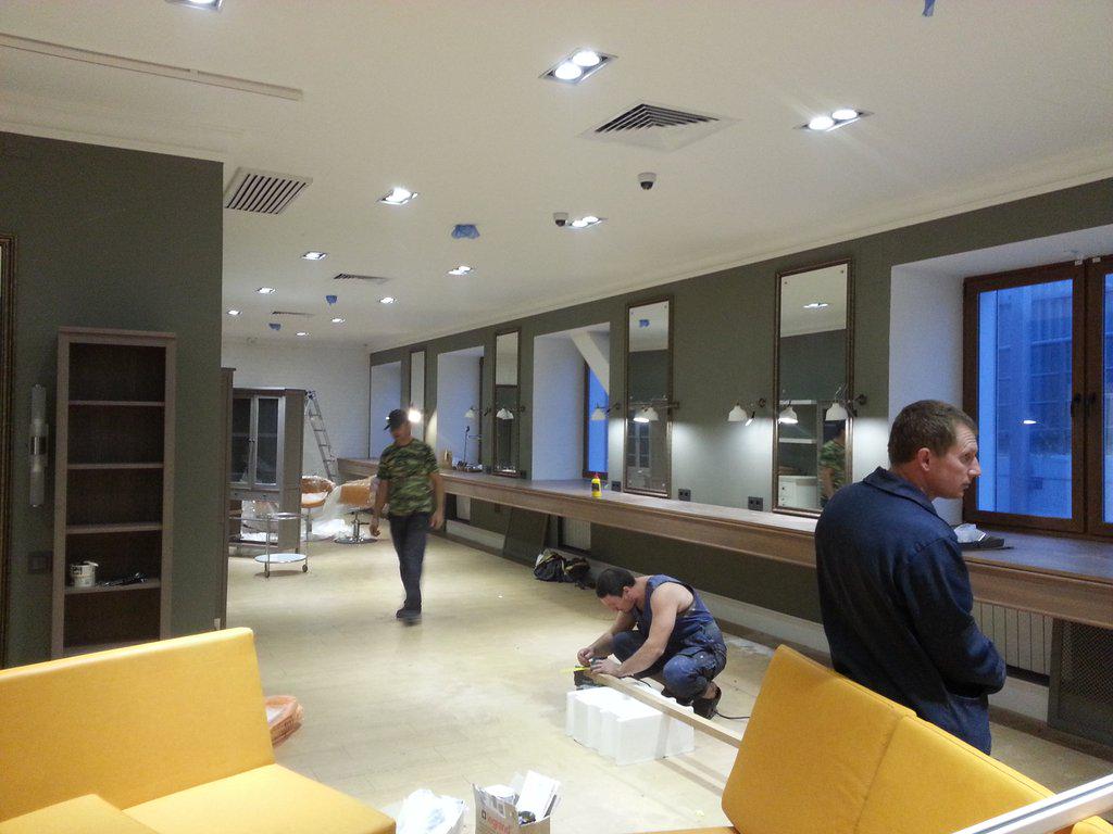 levy_meds's tweet image. Все лето трудился над этой парикмахерской. 300 квадратных метров за 3 месяца. 3млн. саморезов и десятки литров кофе.