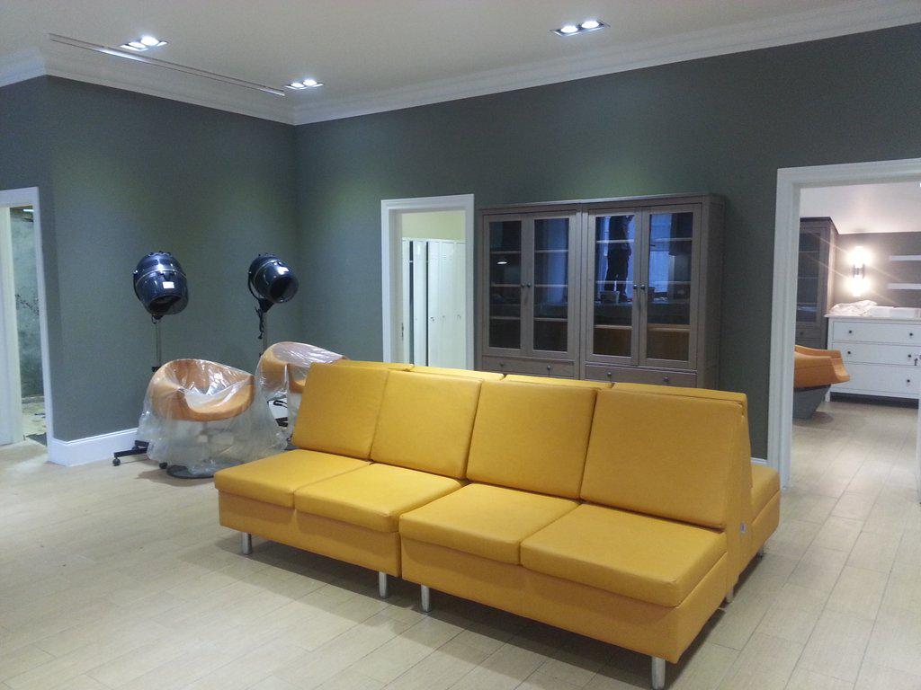 levy_meds's tweet image. Все лето трудился над этой парикмахерской. 300 квадратных метров за 3 месяца. 3млн. саморезов и десятки литров кофе.