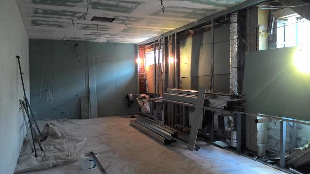 levy_meds's tweet image. Все лето трудился над этой парикмахерской. 300 квадратных метров за 3 месяца. 3млн. саморезов и десятки литров кофе.