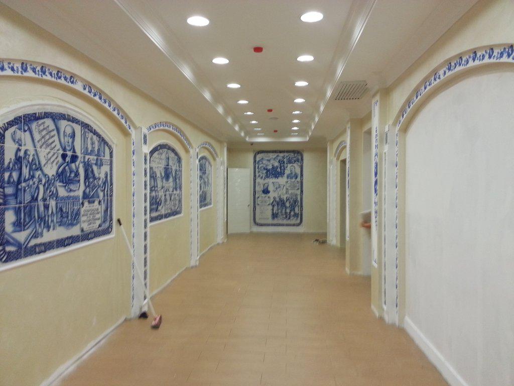 levy_meds's tweet image. Все лето трудился над этой парикмахерской. 300 квадратных метров за 3 месяца. 3млн. саморезов и десятки литров кофе.