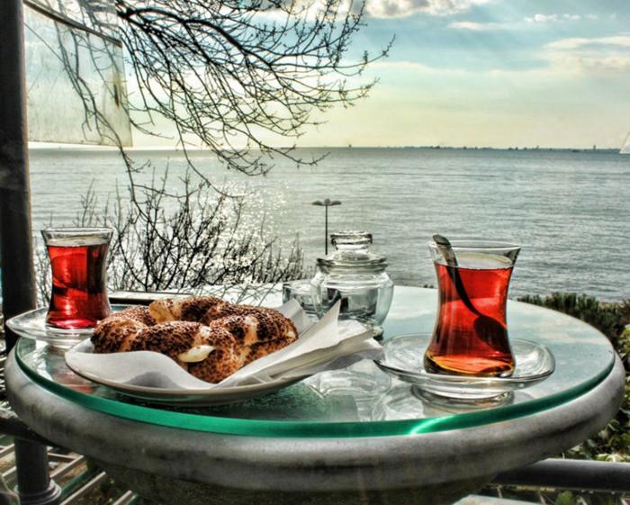 bigorsen's tweet photo. Gerekli malzemeleri sayıyorum, bir çay, bir simit ve #Modacaybahcesi 

http://t.co/SVuSpcBrGD http://t.co/3ejMYssDua