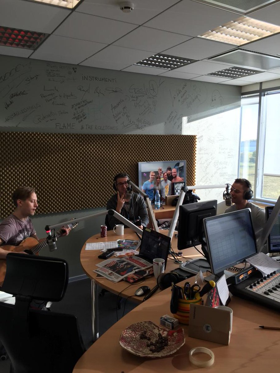 romis_radio's tweet photo. @MusiqqOfficial pie mums @starfmlv Zoopastā! #siltasirds pirmatskaņojums. Arī dzīvajā! http://t.co/8jerl94PXl