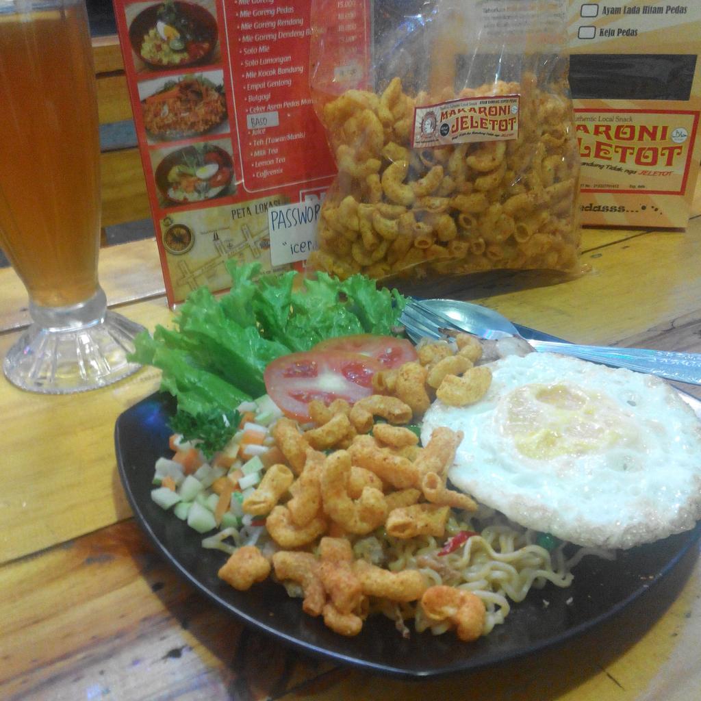 PdBesar's tweet image. Makaroni Jeletot cuma di Snack Track CIRCLE K Bandung , Kualitas terbaik , Harga termahal, Rasa ngajeletot pisan