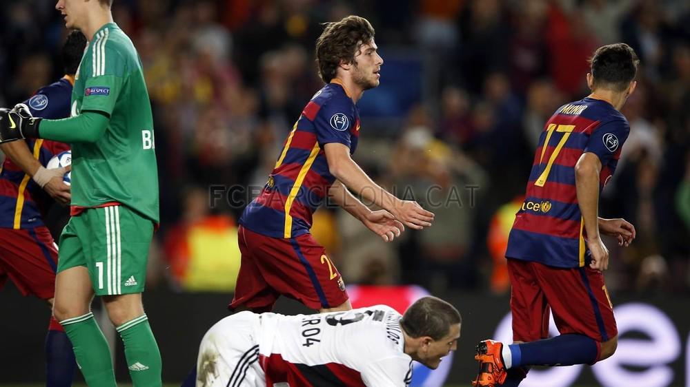 FCBarcelona_cat's tweet photo. Ahir l'equip es va sobreposar a les adversitats i es va col·locar líder de grup. La crònica: http://t.co/vs9H6c7NQA http://t.co/o00WadpKiO