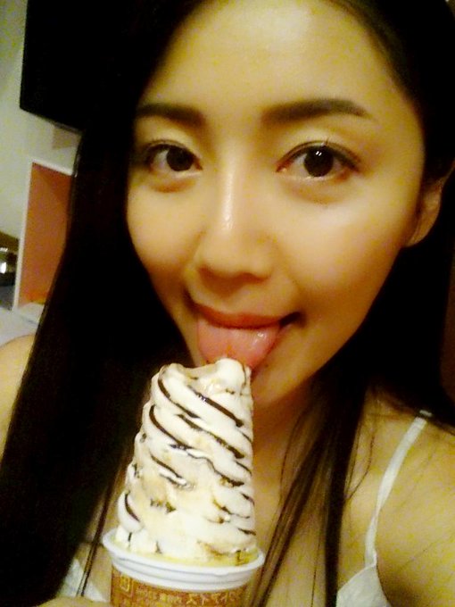 家に帰ってきてチョコアイスペロペロ(,,> <,,)♡ http://t.co/EgPOWdKiqU