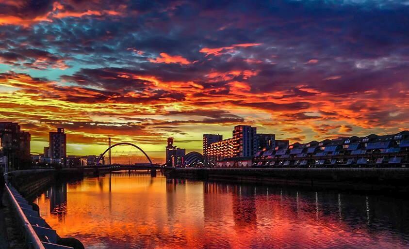 RjL460's tweet image. The golden hours in Glasgow in recent days have Ben breathtaking. #fierysunset