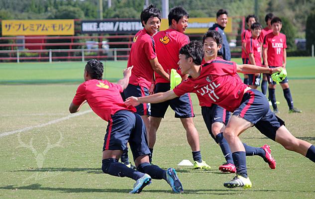 ট ইট র 鹿島アントラーズ 今日10時からの午前練習 ウォーミングアップでは鬼ごっこを実施 必死に逃げるカイオ選手と 追いかける隆雅選手 Antlers Kashima Http T Co E5ppviaprm