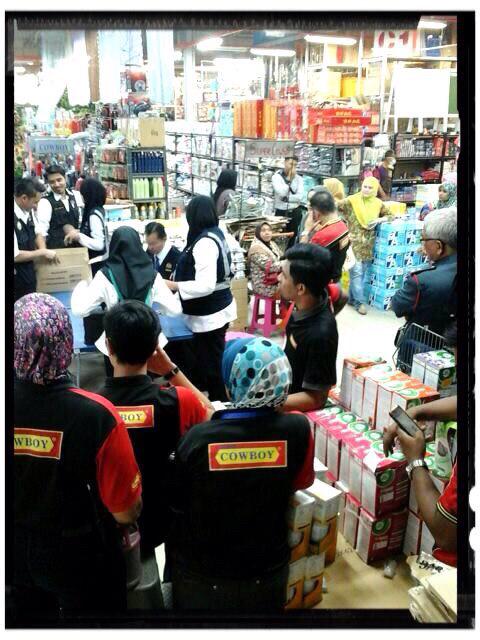 rafiqyem's tweet photo. selalu beli barang event kat sini tak sangka pulak masuk paper huhuhu http://t.co/ofckbjQdhf