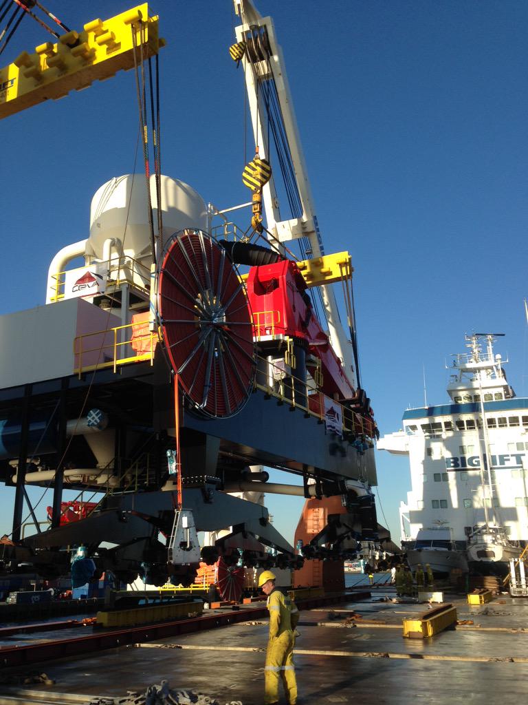 BreakbulkRTM's tweet photo. First 250-tons cement shiploader boarded Happy Dragon at RHB Stevedoring #Bigliftshipping #nlrtm #portofrotterdam http://t.co/6nwORH3DR2