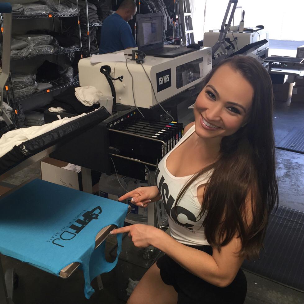 merchondemand's tweet photo. Thanks @laurenfitdj for coming by and making shirts with us today! 😃 #merchlabs http://t.co/kHRFl7TKAr