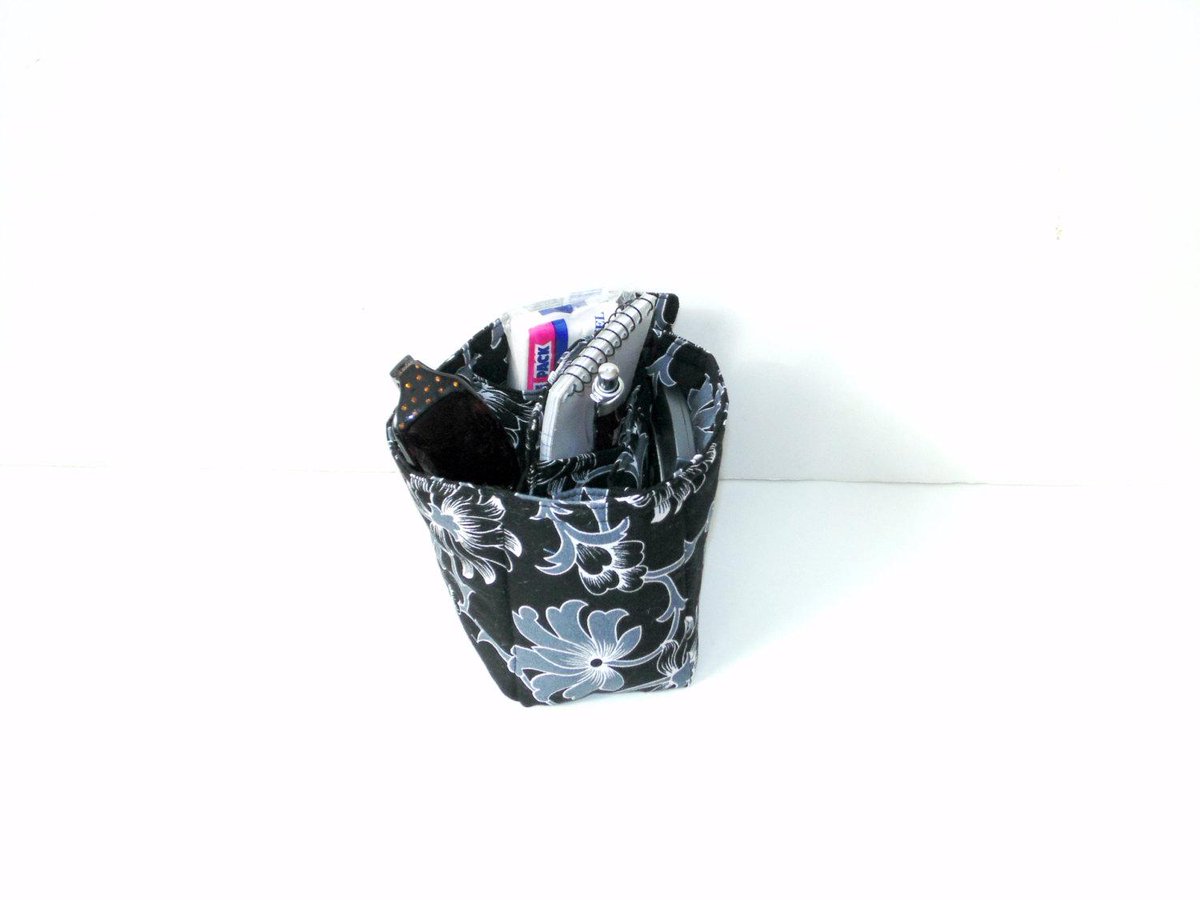 NancyEllenSt's tweet photo. Purse organizer, black and grey, bag insert, extra pockets, for tote bags,… http://t.co/mvGKGSWO2Y #Etsy #BagInsert http://t.co/PICPfMTqJx