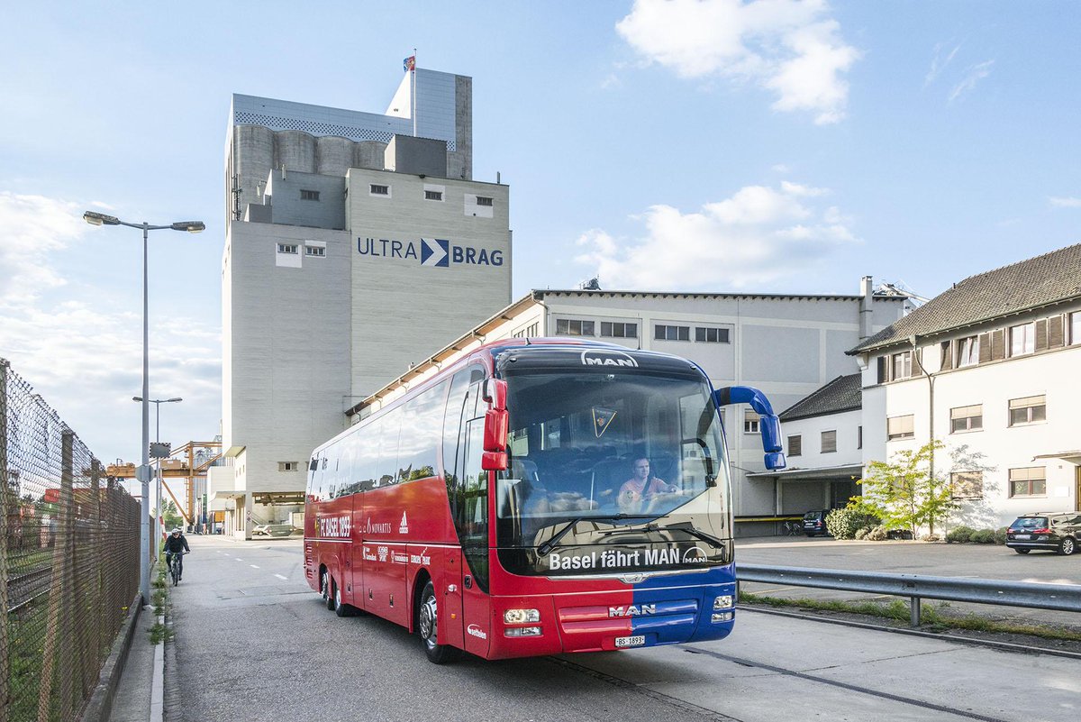 Umschlag des neuen #fcbasel Mannschaftsbuses bei Ultra-Brag im Hafenbecken 2. Bilder unter u-b.ch