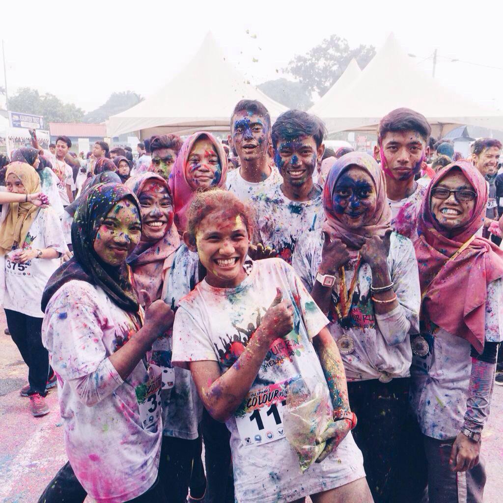 FarahHrn's tweet photo. @TwtLelaki memori ini indah kerana bukan selalu dapat main color main ni. Seronok! Friendship &amp; still counting 👭👬 http://t.co/bz7RSbnCN4