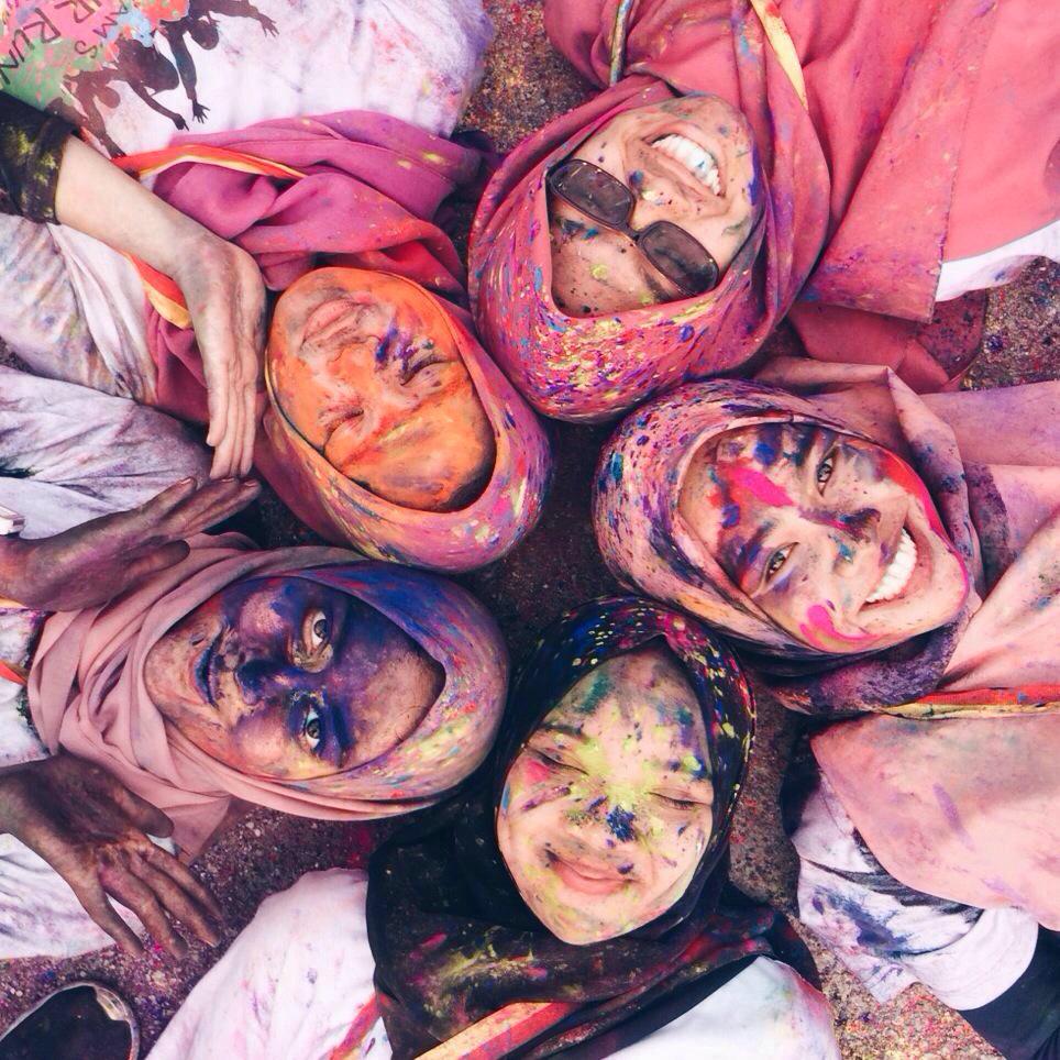 FarahHrn's tweet photo. @TwtLelaki memori ini indah kerana bukan selalu dapat main color main ni. Seronok! Friendship &amp; still counting 👭👬 http://t.co/bz7RSbnCN4