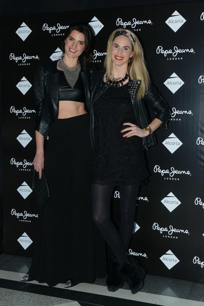 RoVivasok's tweet photo. Buen día!! Junto a #PriPrete en @PepeJeans_ar en noches de @AlcortaShopping #HaveYouSeenPepe http://t.co/kFDPUoh5Kh