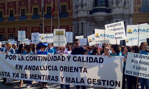 EPAndalucia's tweet photo. Cientos de técnicos de Andalucía Orienta protestan ante San Telmo por el "caos" de la Junta - http://t.co/34c81HRUnE http://t.co/joeBepDAAr