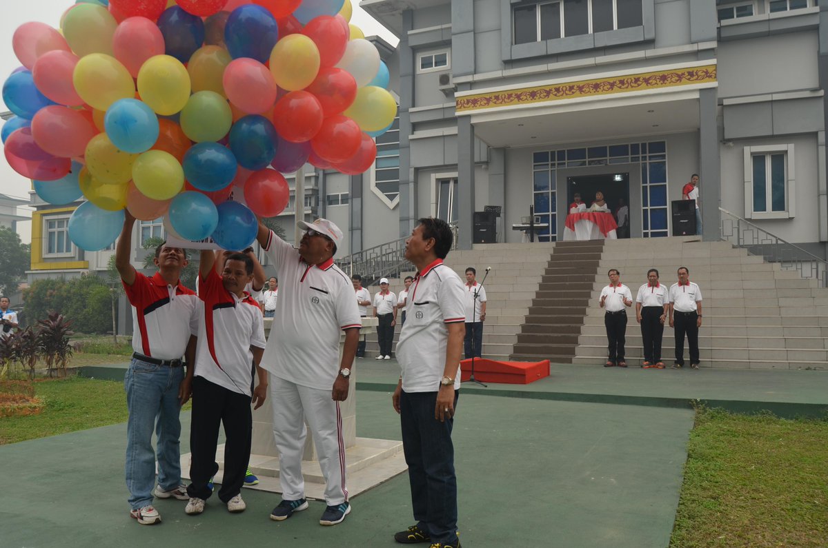 bpn_kalbar's tweet photo. #HANTARU 2015 pelepasan balon @gusmintuarita @ferrymbaldan @atr_bpn @trilulit @DoddyCholid http://t.co/Bpfk3FVaYd