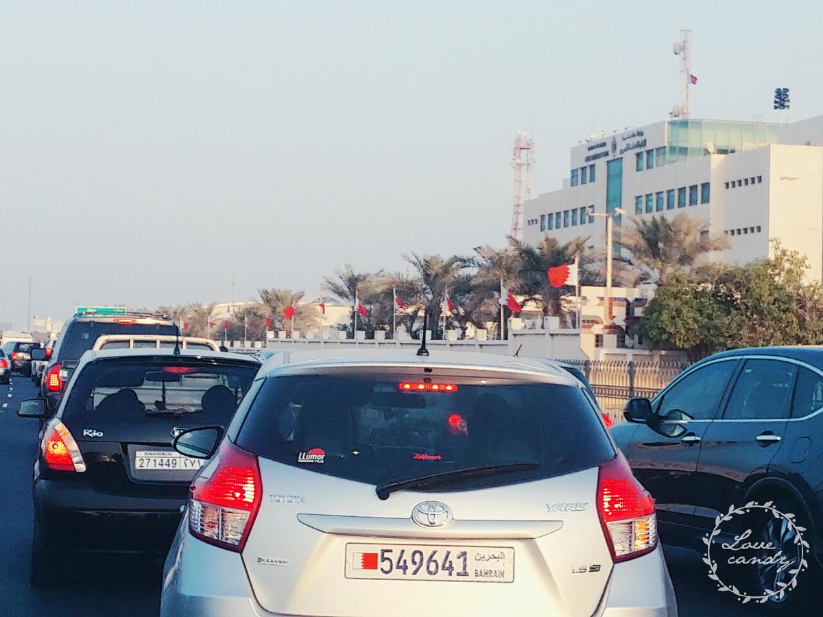 Dshamlan's tweet image. Traffic jam right in front of the traffic directorate #bahrain #getapillow