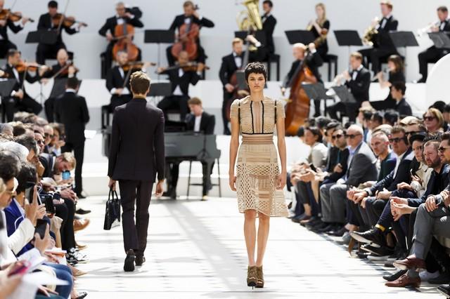 hugonsousa's tweet photo. LONDON FASHION WEEK TRENDS | http://t.co/y3HMa1YjGz
#londonfashionweek #decorandstyle @Burberry http://t.co/uTq36WopPd