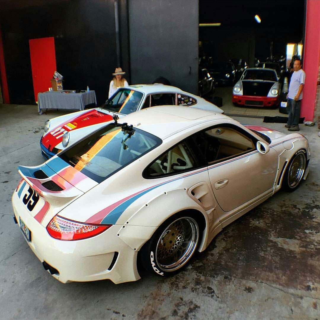 gulfcars's tweet photo. Left or Right? #Porsche #911 Pic | #duspeed http://t.co/E7T6gxIoOA http://t.co/IycrJ3y3Be