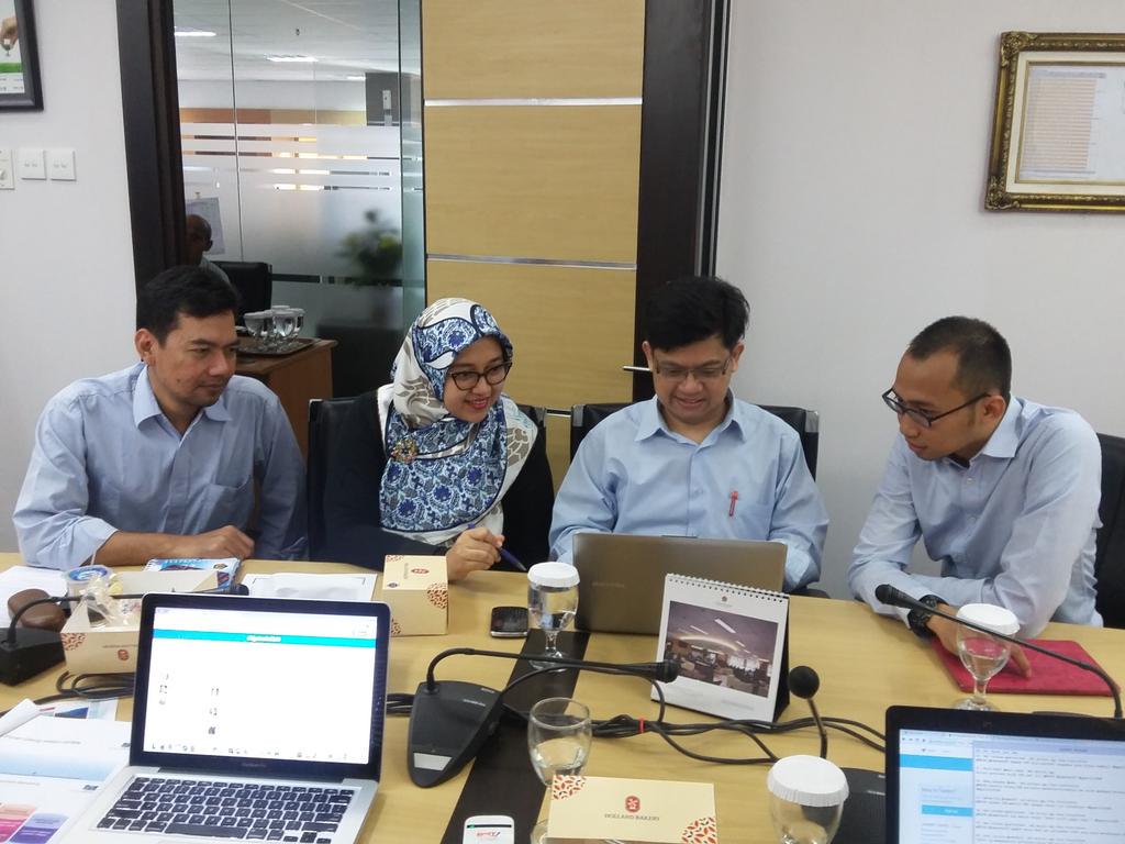 BNI's tweet photo. Bp Subhan Noor (@KemenkeuRI ) &amp; Bp Teddy Atmadja (BNI) serta tim sdg menjawab pertanyaan2 di Tweetchat #NgobrolinSUN http://t.co/6d8oqdeI6u