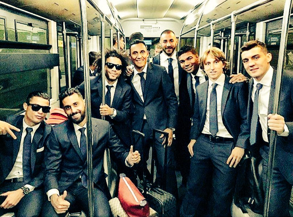 Footballogue's tweet photo. [#LDC] Les joueurs du Real prennent la pose dans la navette de l'aéroport ! http://t.co/bm2rmzoM3L