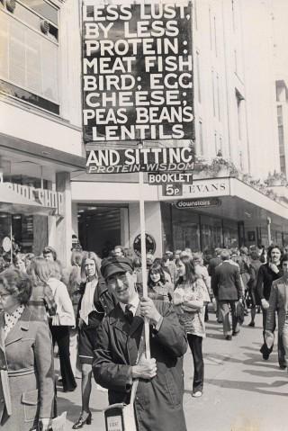 Soho legend Stan Green &amp; how brands benefit from distracted consumers. My blog for <a href="/TheWallUK/">The Wall</a> wallblog.co.uk/2015/09/30/the…