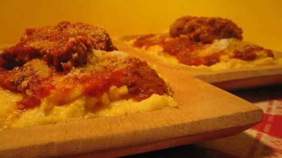 #ricette per l'#autunno con #farina gialla di #Storo: dal #trentino, #polenta e #salsiccie 
cibusinfabula.net/ricette/polent…