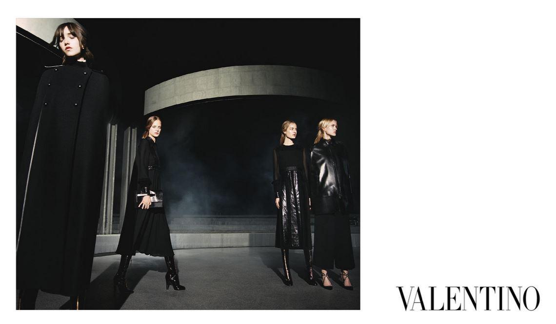 MaisonValentino's tweet image. All black everything: #Valentino #FallWinter1516 Advertising Campaign by @MichalPudelka m.valentino.com/go/q2du04