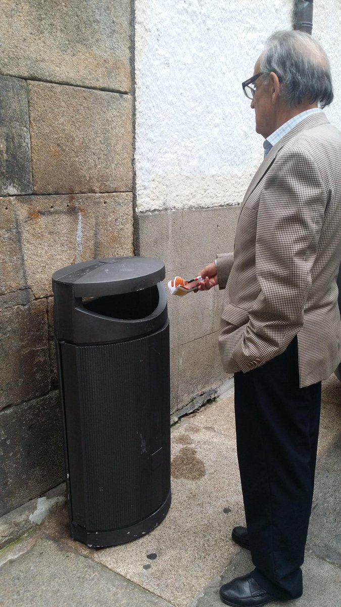 Usa as papeleras e axuda a manter limpa Compostela. Actitudes responsables favorecen a convivencia.