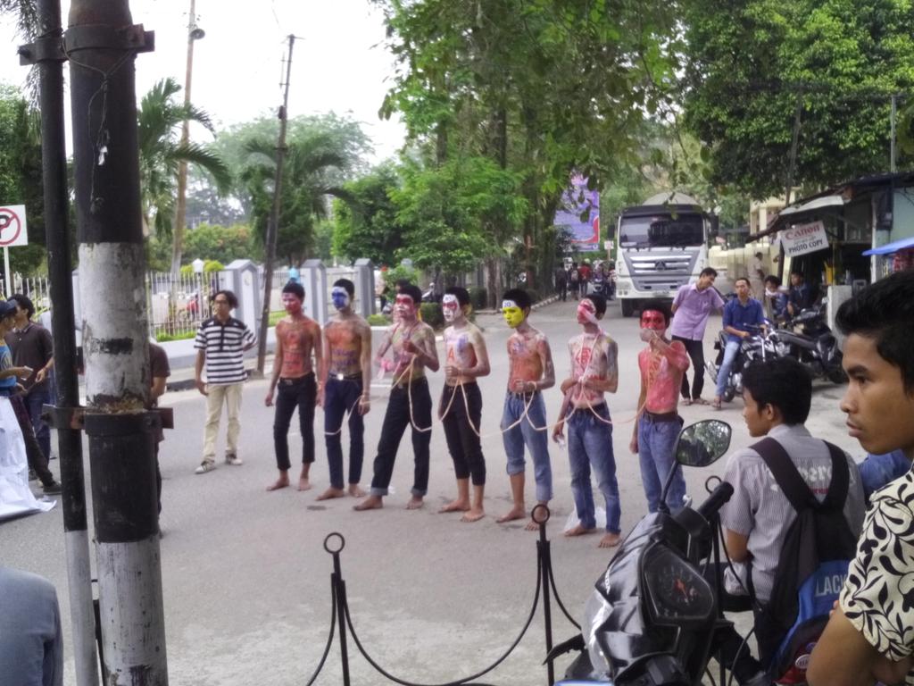 Sedang Berlansung Aksi Damai "MENGINGAT LUPA G.30.S/PKI" <a href="/KampusOrangeUNP/">BEM FT-UNP</a> 
<a href="/kitaUNP/">Mahasiswa UNP</a> <a href="/mediaUNP/">Media UNP</a> @Elgi_EAP14 @FT_UNP