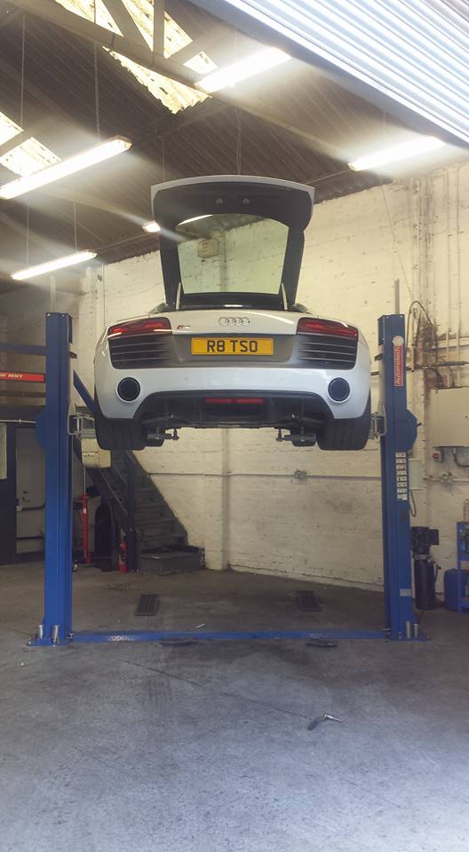 sg_autotech's tweet photo. #audi #r8 in for oil &amp; filter change #quattro #v10 #supercar #manchester http://t.co/RSaVUAJAG8