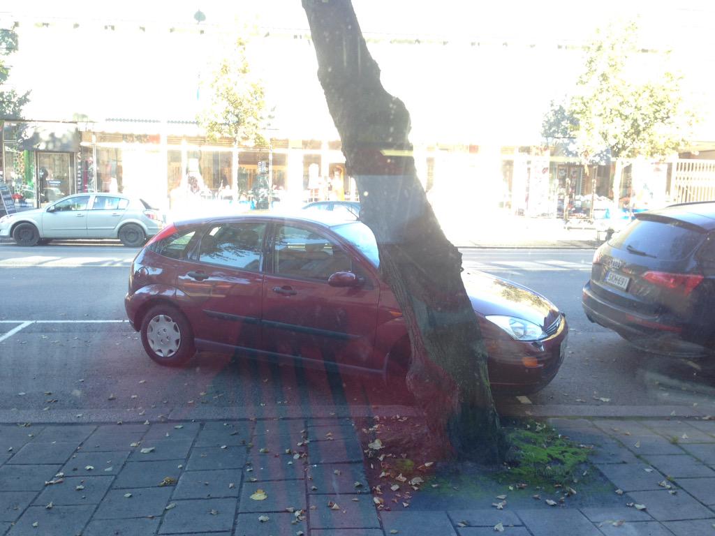 toniflink's tweet photo. ...eikä tämä parkkeeraustapa. #kuiro #salo #tavat http://t.co/BKQ5gcd1yp