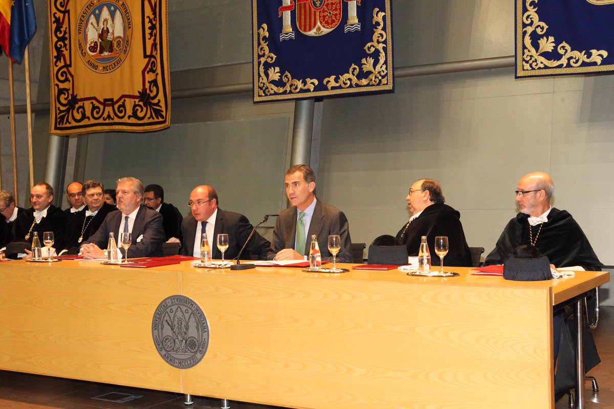 CasaReal's tweet photo. El Rey presidió la apertura del Curso Universitario 2015 / 2016 en la Universidad de Murcia http://t.co/pA6ZXZsbmp http://t.co/cOfP5VFXqN
