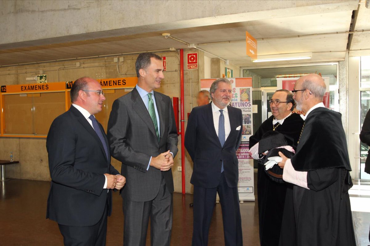 CasaReal's tweet photo. El Rey presidió la apertura del Curso Universitario 2015 / 2016 en la Universidad de Murcia http://t.co/pA6ZXZsbmp http://t.co/cOfP5VFXqN