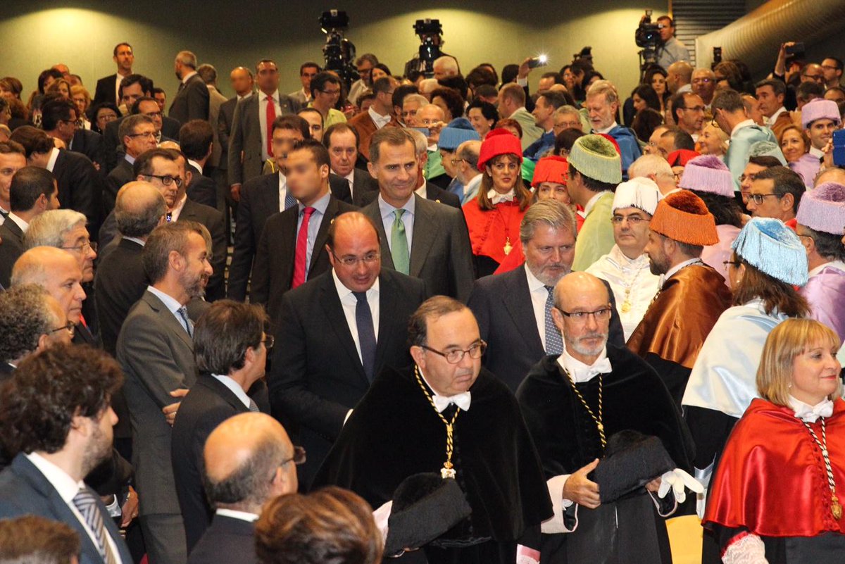 CasaReal's tweet photo. El Rey presidió la apertura del Curso Universitario 2015 / 2016 en la Universidad de Murcia http://t.co/pA6ZXZsbmp http://t.co/cOfP5VFXqN