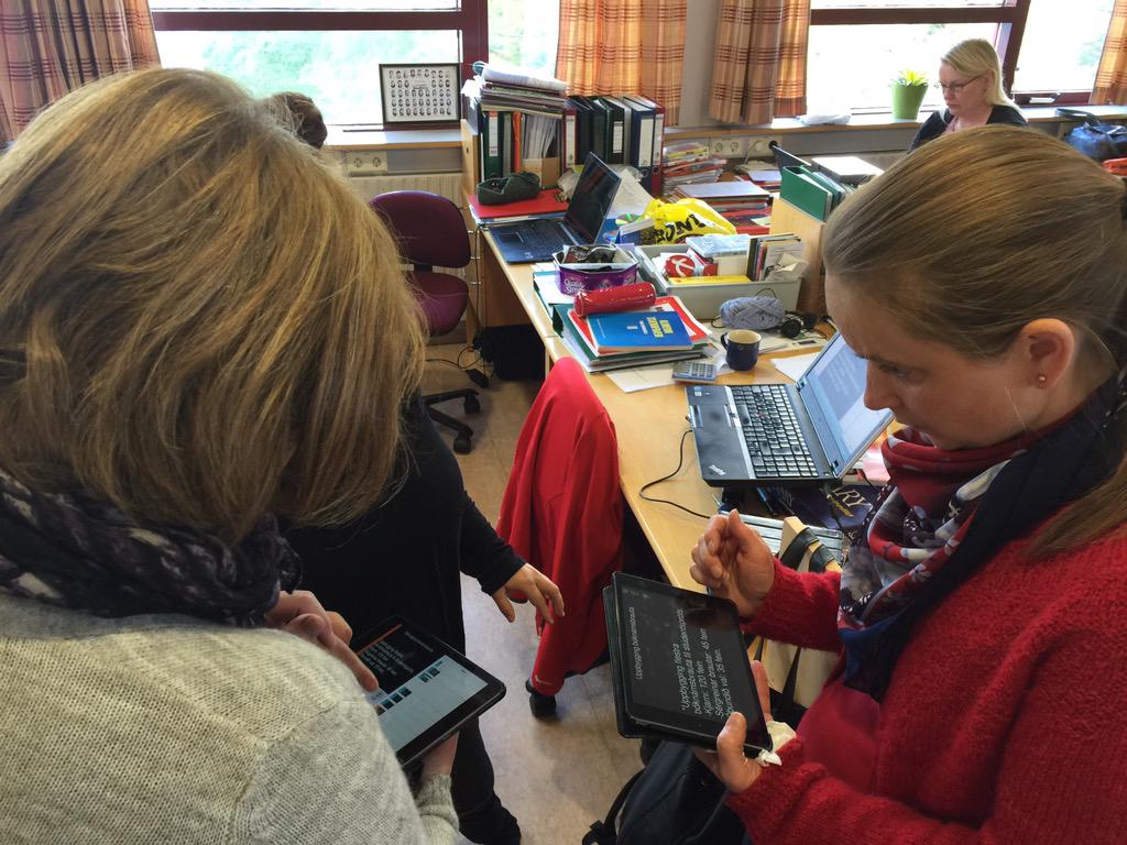 IngviHrannar's tweet photo. Kennarar @vskoli að prófa @nearpod kynningar hjá hvoru öðru og læra. #Menntaspjall http://t.co/0fwPyMNbYy