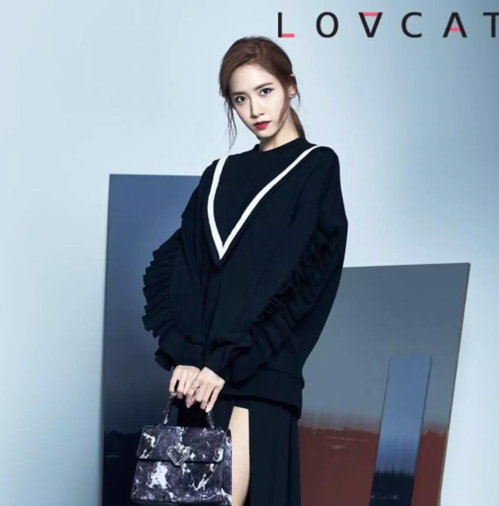 [OTHER][12-08-2015]YoonA trở thành người mẫu mới cho thương hiệu túi xách "LOVCAT" CQJVAMWU8AEwFdi