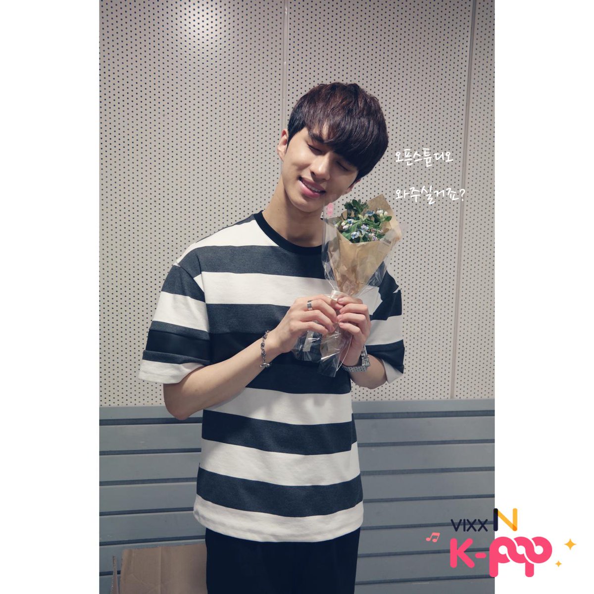 VixxNkpop's tweet photo. #빅스엔케이팝 오랜만에 #오픈스튜디오 를 나갑니다! >.< DJ켄과 함께 하는데요~ 켄과 함께 DJ를 할 또 다른 멤버는 누굴까~요? 이번주 금요일이죠! 10/2 금요일 2시! 엔터식스 한양대점에서 만나요♥ http://t.co/eiIlE3R5wk