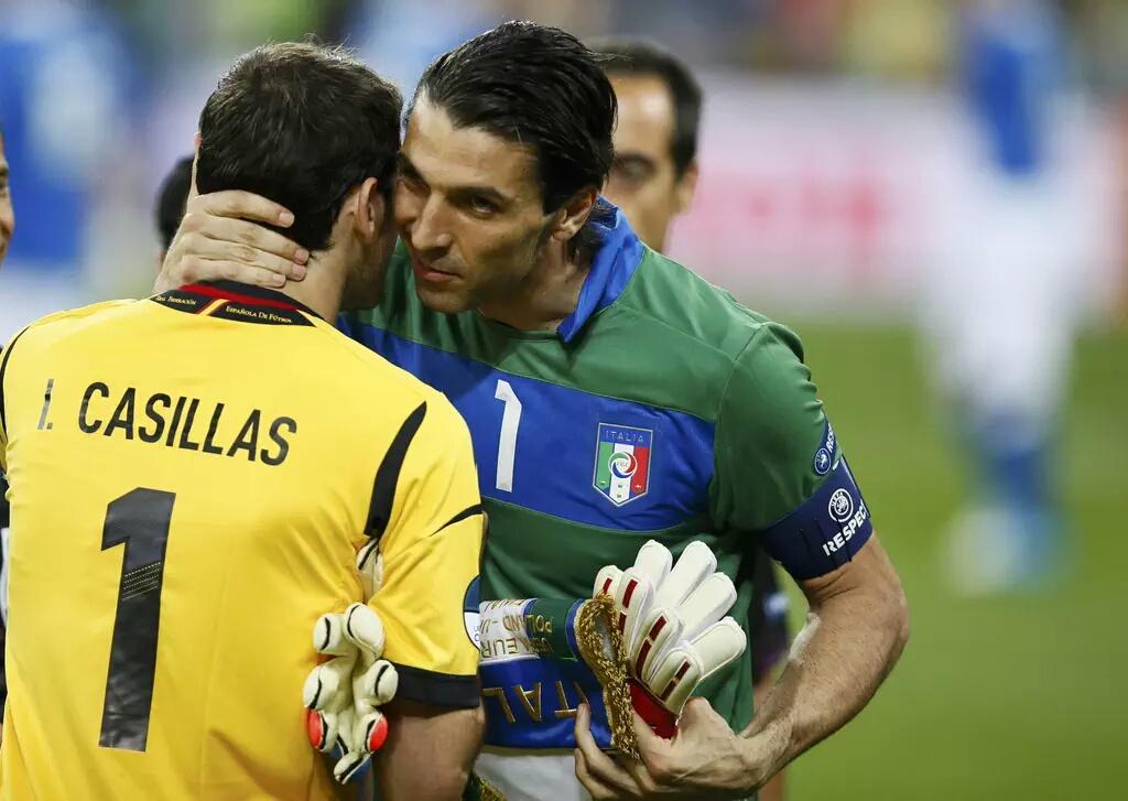 FaktaRMCF's tweet photo. Buffon tentang Iker Casillas: "Seorang pemain seperti dia, yg bikin sejarah di Real Madrid, mestinya jgn disorakin." http://t.co/oxAq1rZwya