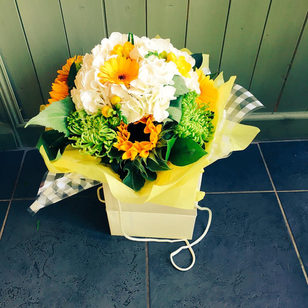 LaBelleFleurSWF's tweet photo. Sunflower hand tied 😍 http://t.co/S52QsGgNG6