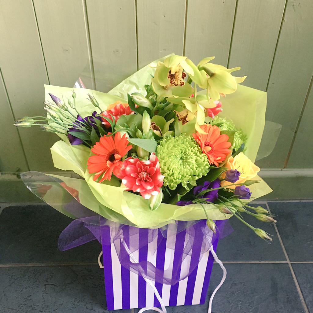LaBelleFleurSWF's tweet photo. Vibrant hand tied http://t.co/0GKkOWxQKd
