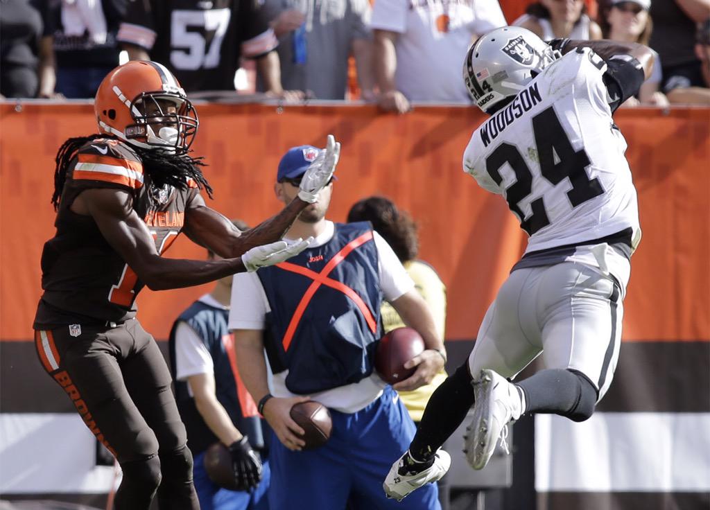 RaidersFr's tweet photo. S Charles Woodson Clutch Performer of the Week pour sa superbe et décisive INT en fin de match #fier #raiders http://t.co/suWy9AlsP9