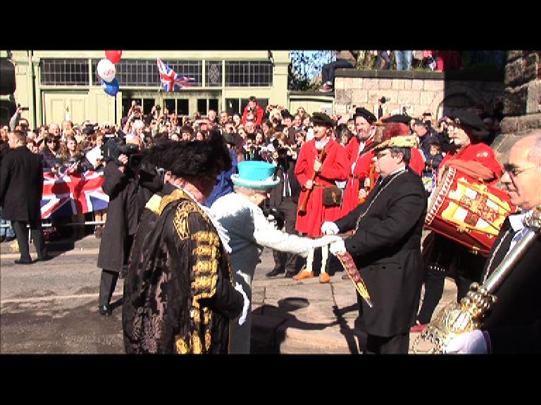 memorybank_uk's tweet photo. Queen's Diamond Jubilee visit to #York and more in 50+Festival screening, @YorkExplore tonight http://t.co/RpHUlYNrfB http://t.co/f7nhJR5R6U