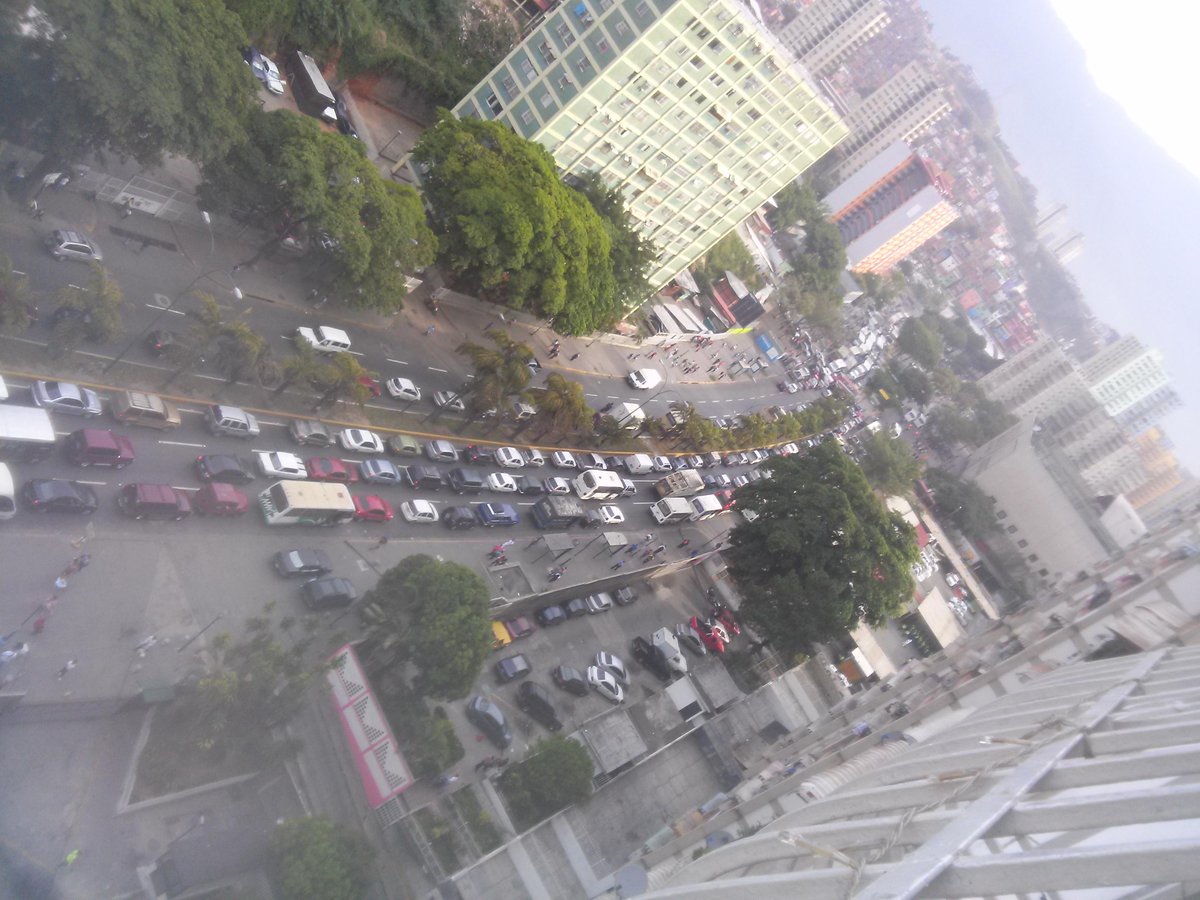 Wilsonm69's tweet photo. @gustavopierral hola amigo, te reporto fuerte cola en la avenida intercomunal el valle, hacia la bandera  07.15am http://t.co/0qmnzLIZwl