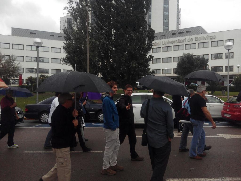Avui estem sota la pluja a la concentració de Bellvitge, dema poden despedir a 34 treballadores. <a href="/AlbanoDante76/">Albano-Dante Fachín</a>