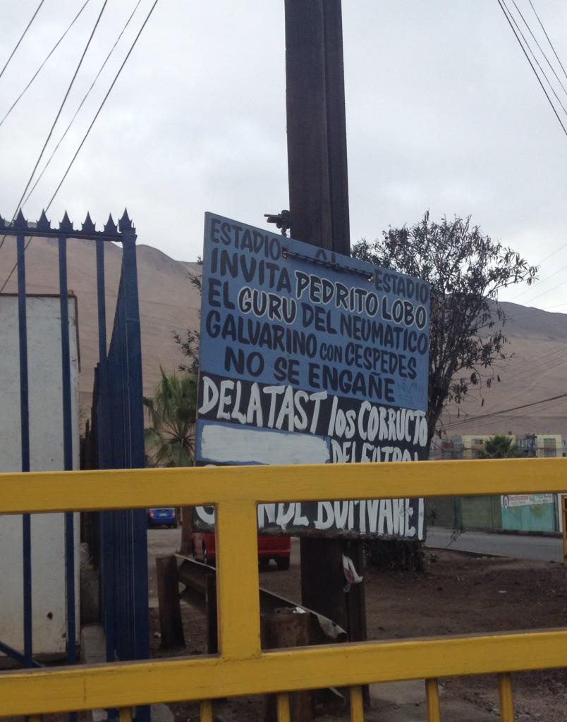 CarolinaReyes7's tweet photo. Un personaje Pedrito Lobo en #Iquique cambió cartel y se lo dedicó a Bonvallet. #Corructo http://t.co/MeRKJDgBiU