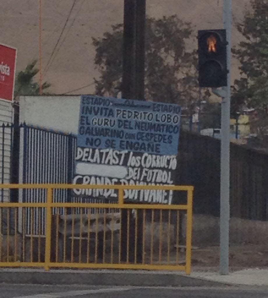 CarolinaReyes7's tweet photo. Un personaje Pedrito Lobo en #Iquique cambió cartel y se lo dedicó a Bonvallet. #Corructo http://t.co/MeRKJDgBiU