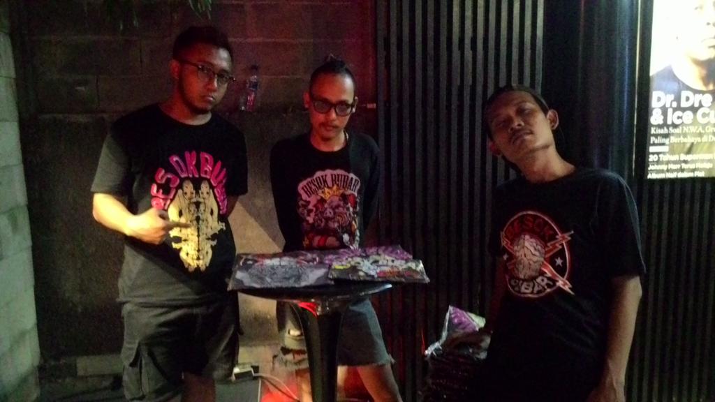 Bawa uang yang lebih official <a href="/BesokBubarMerch/">BBOM</a> ada di <a href="/RollingStoneINA/">Rolling Stone INA</a> tsaaahyekan!